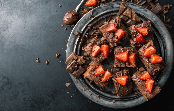 Десерт брауни с шоколадом и клубникой