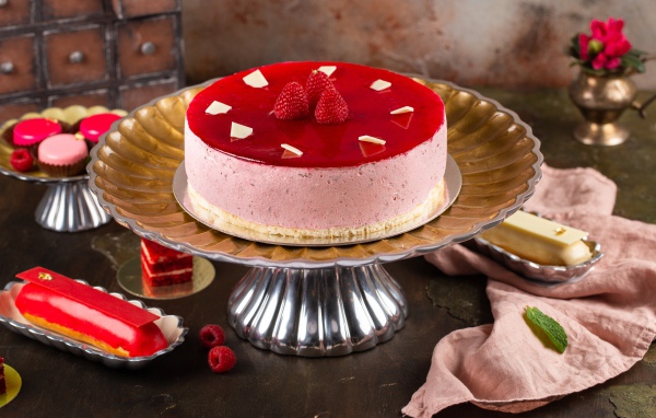 Торт суфле с ягодами малины на большой вазе 