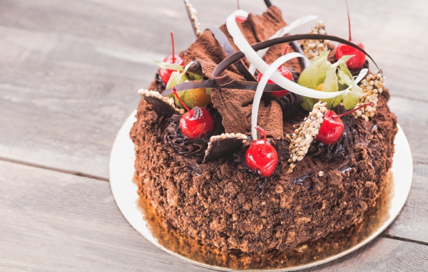 Торт с шоколадом и черешней на столе