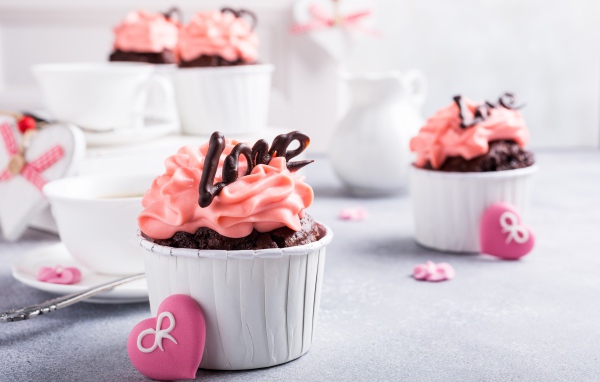 Шоколадные кексы с клубничным кремом 