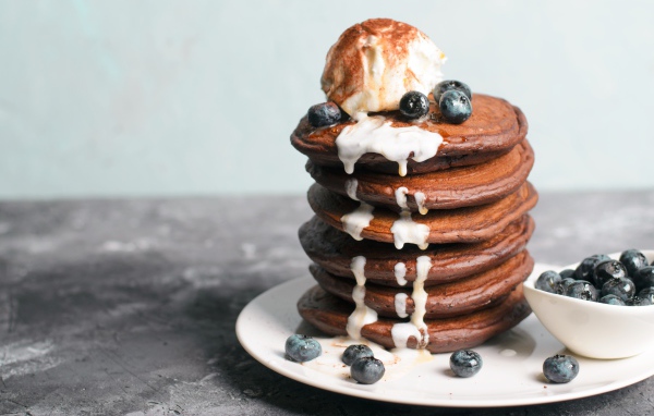 Шоколадные оладьи с мороженым и ягодами черники 