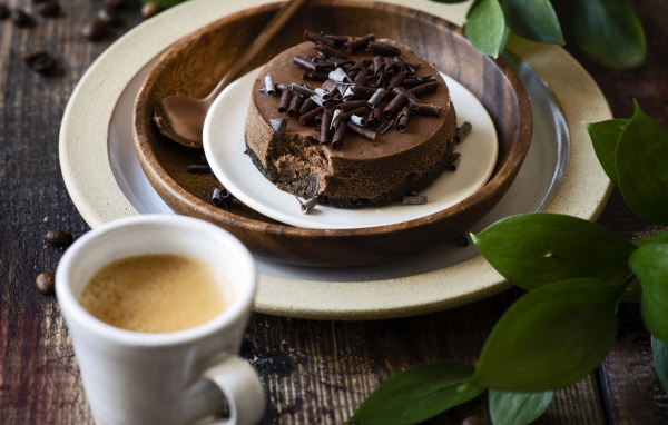 Шоколадный торт на тарелке на столе с кофе
