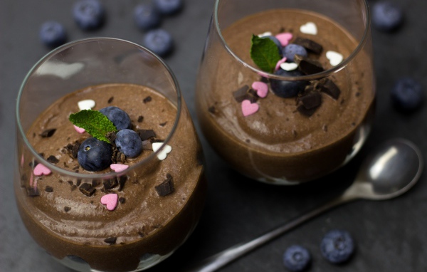 Шоколадный десерт в стаканах с ягодами черники