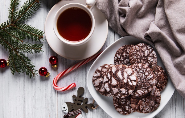 Рождественское печенье на столе с чаем