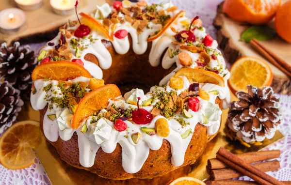 Кекс с глазурью и сухофруктами на Рождество 