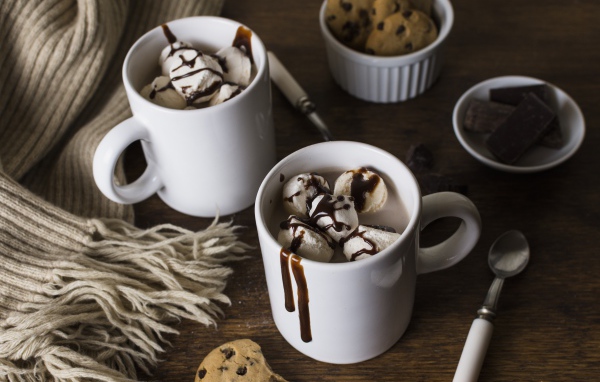 Какао с мороженым в белых чашках 