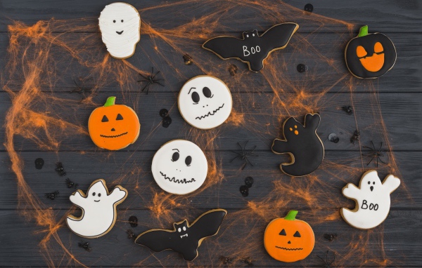 Печенье на столе с паутиной на праздник Хэллоуин 