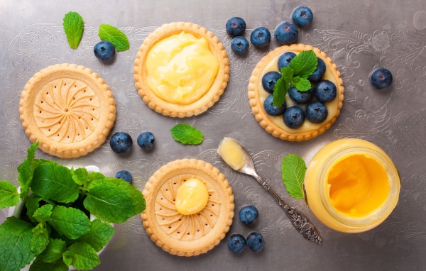 Печенье с кремом, ягодами черники и мятой