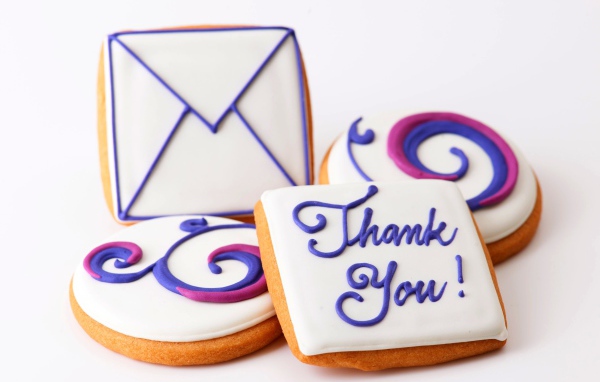 Печенье с надписями на сером фоне