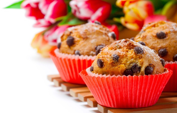 Кексы с шоколадом на белом фоне с букетом тюльпанов 