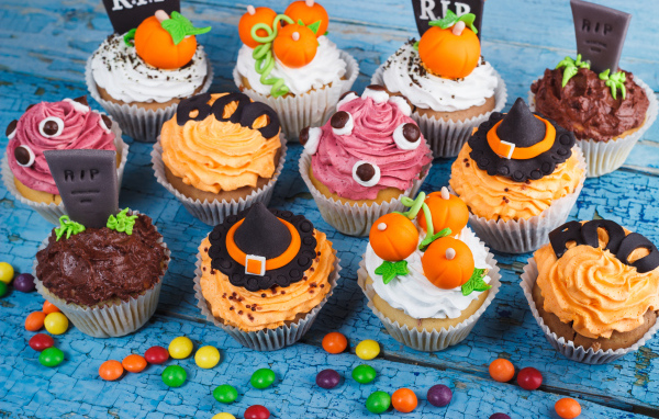 Кексы с кремом и украшениями на Хэллоуин 