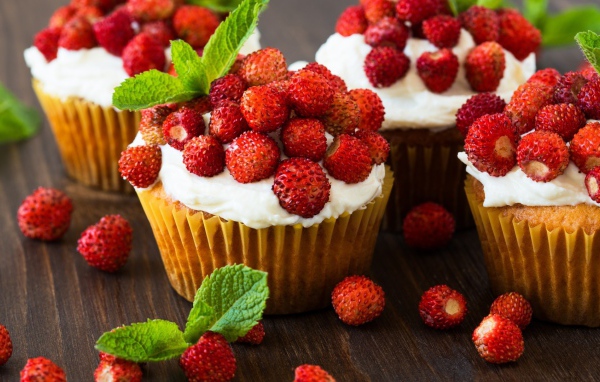 Кексы с кремом и ягодами земляники 