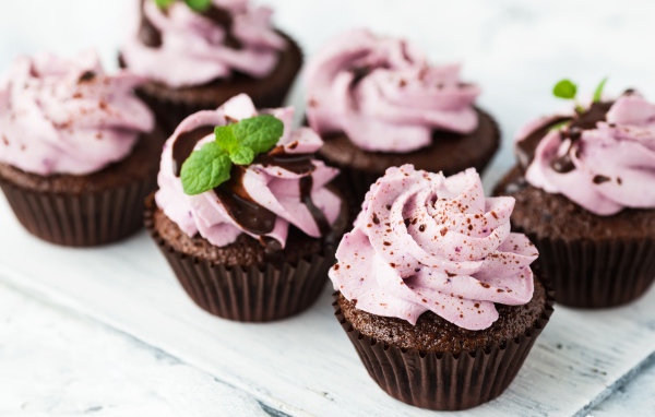 Вкусные шоколадные кексы с фруктовым кремом 