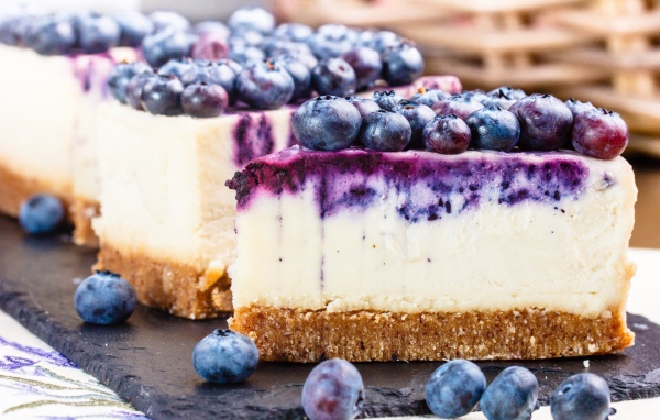 Аппетитный чизкейк с ягодами черники крупным планом