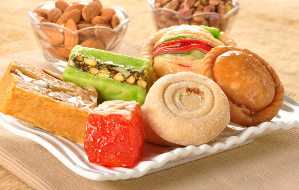 Аппетитные восточные сладости на тарелке 