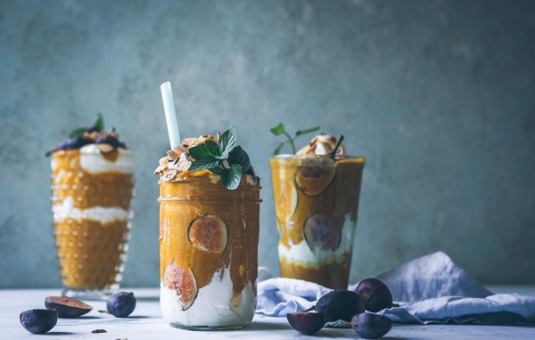 Десерт с плодами инжира на сером фоне