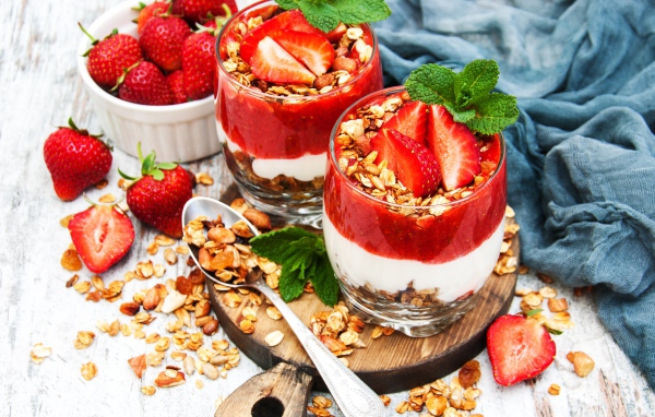 Десерт с овсяными хлопьями и клубникой на столе
