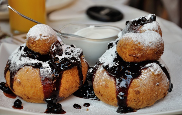 Пончики и с вареньем и сахарной пудрой