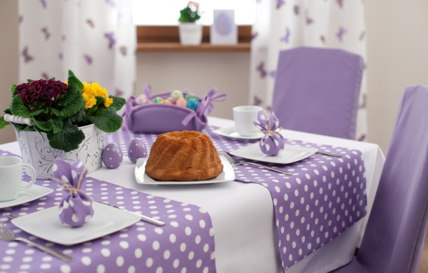 Праздничный кекс на украшенном столе с цветком 