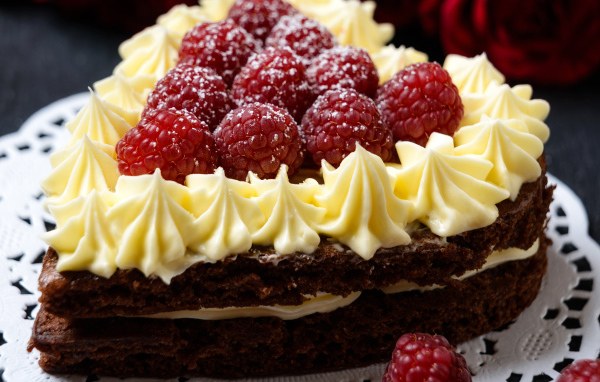 Торт в форме сердца с кремом и ягодами малины 