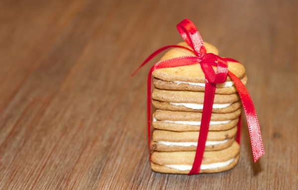 Печенье в форме сердца перевязано красной лентой 