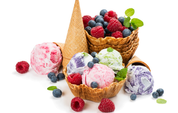 Шарики мороженого на белом фоне с вафлями и ягодами 