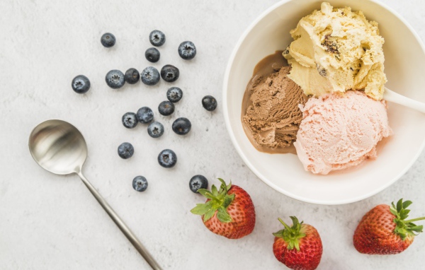 Мороженое на столе ягодами черники и клубники