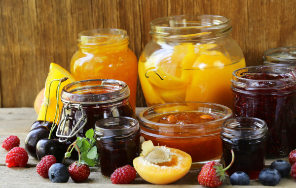 Повидло и варенье на столе с ягодами