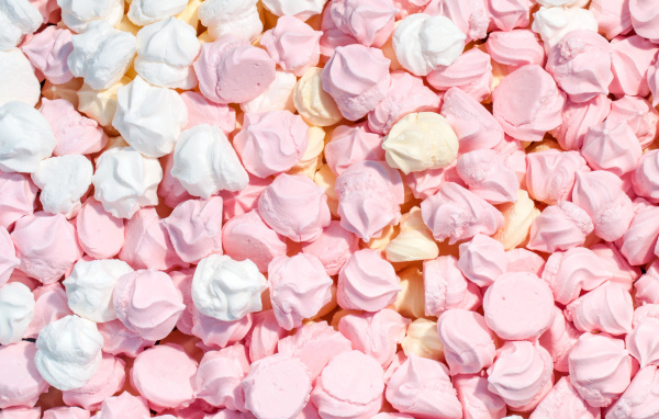 Много сушеного безе крупным планом