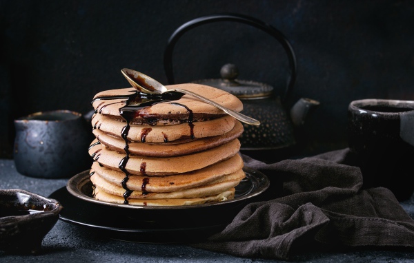 Пышные оладьи с шоколадом на столе