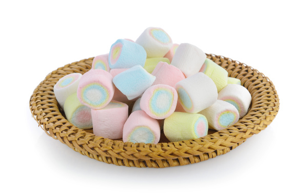 Маршмеллоу в корзинке на белом фоне