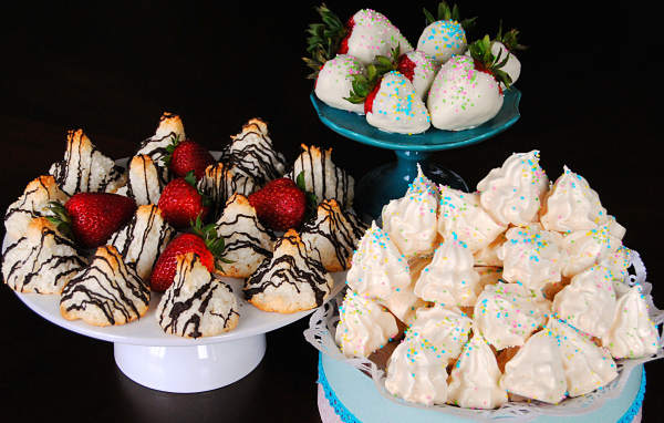 Десерт меренга и клубника в шоколаде на черном фоне