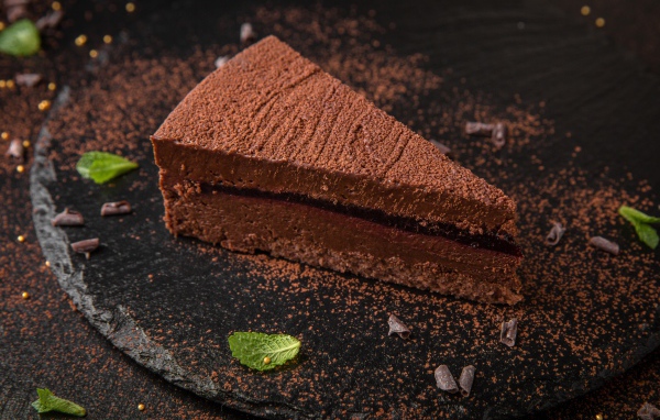 Торт мусс с джемом на столе с какао 