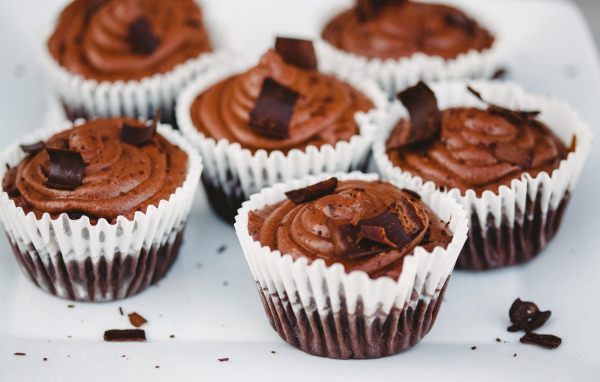 Много кексом с кремом и шоколадкой стружкой 