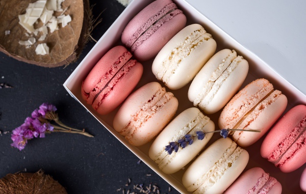 Разноцветный десерт макарон в коробке на столе