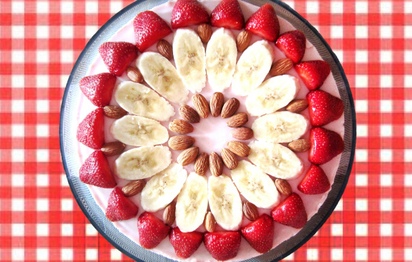 Пирог с бананами, клубникой и миндальными орехами