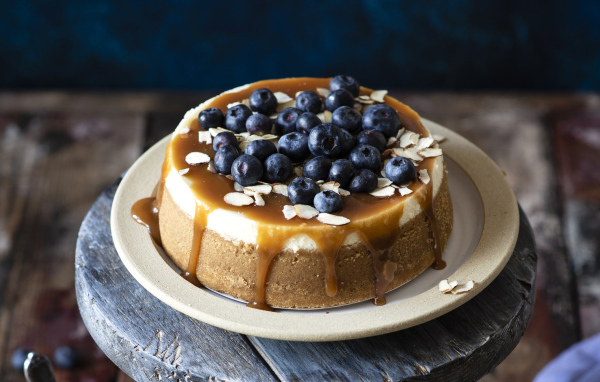 Пирог с карамелью и ягодами черники