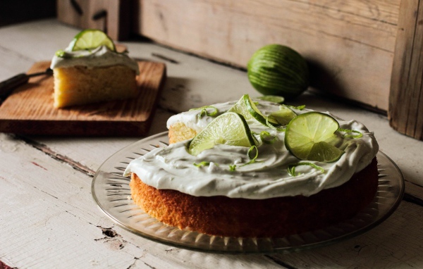 Пирог с кремом и кусочками лайма на столе