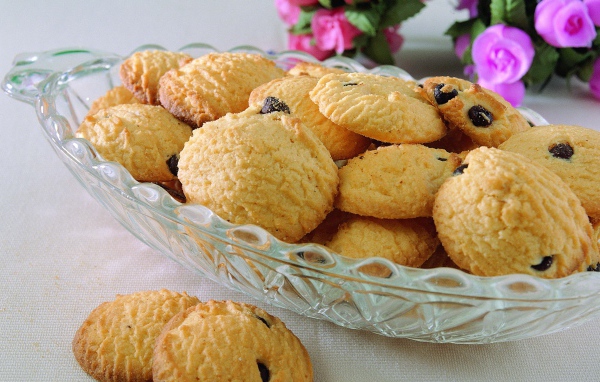 Песочное печенье с изюмом на хрустальной вазе 