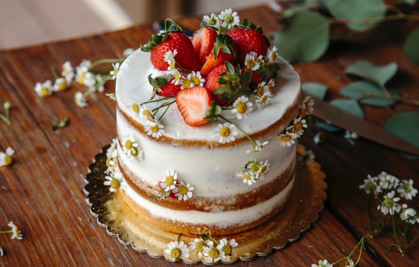 Бисквитный торт с ромашками и ягодами клубники