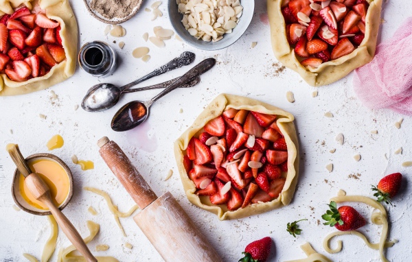 Пироги с клубникой готовятся на столе