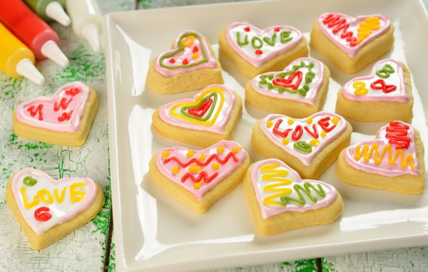 Сладкое печенье в форме сердца с глазурью 