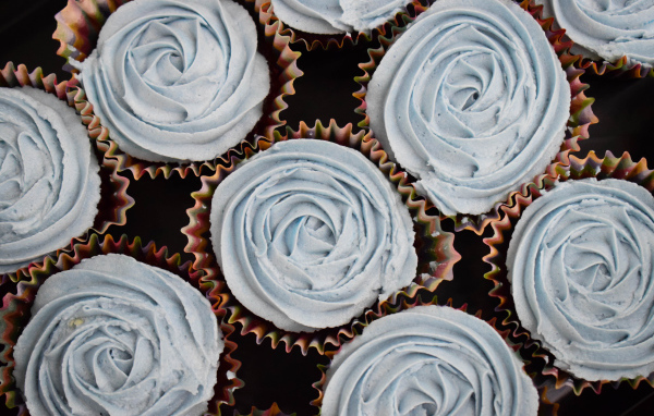 Сладкие кексы с кремом вид сверху