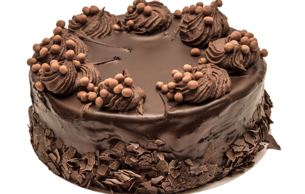Аппетитный торт с шоколадом на белом фоне 