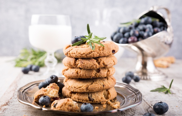 Вкусное печенье на столе с ягодами черники