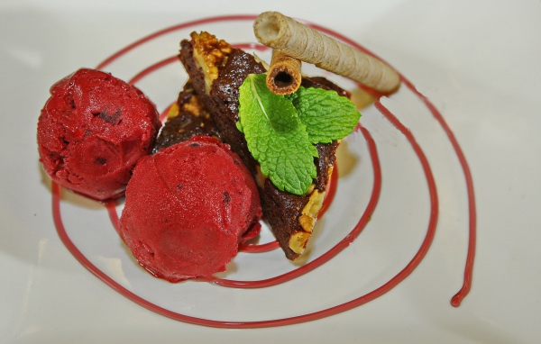 Два шарика фруктового мороженого с щербетом и трубочками