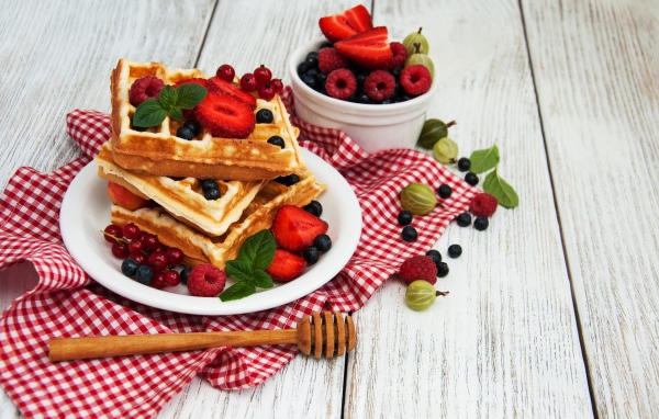 Вафли на столе со свежими ягодами