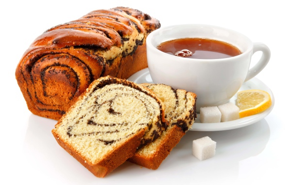 Белая чашка чая на белом фоне с кексом