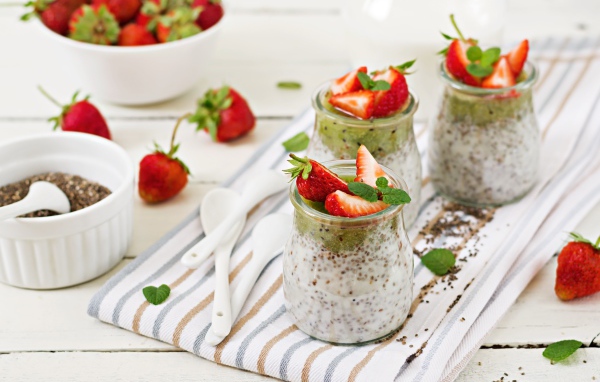 Баночки с йогуртом и ягодами годжи с кусочками клубники 