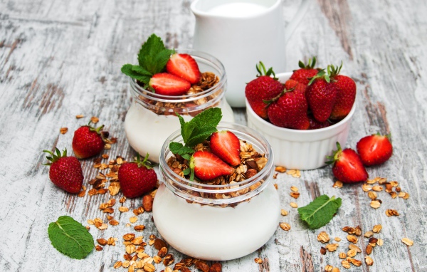Йогурт в баночках с овсяными хлопьями и клубникой